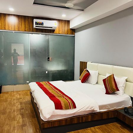 The Valentine Hotel Surat Exterior foto