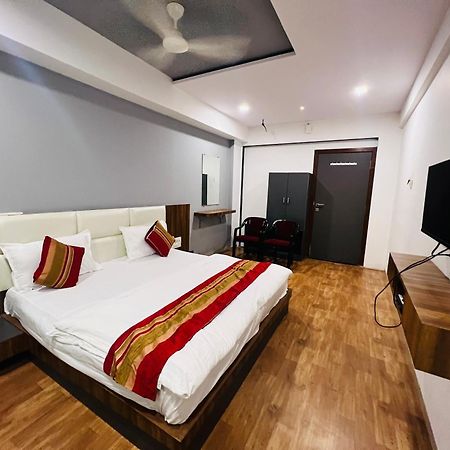 The Valentine Hotel Surat Exterior foto